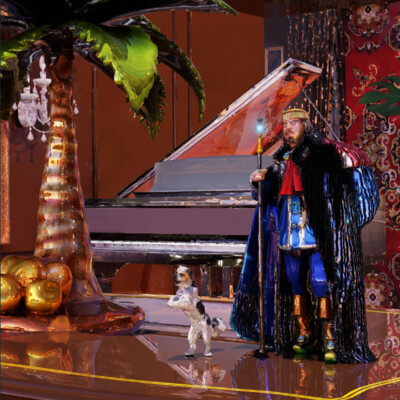 Porcelain figurines in the interior